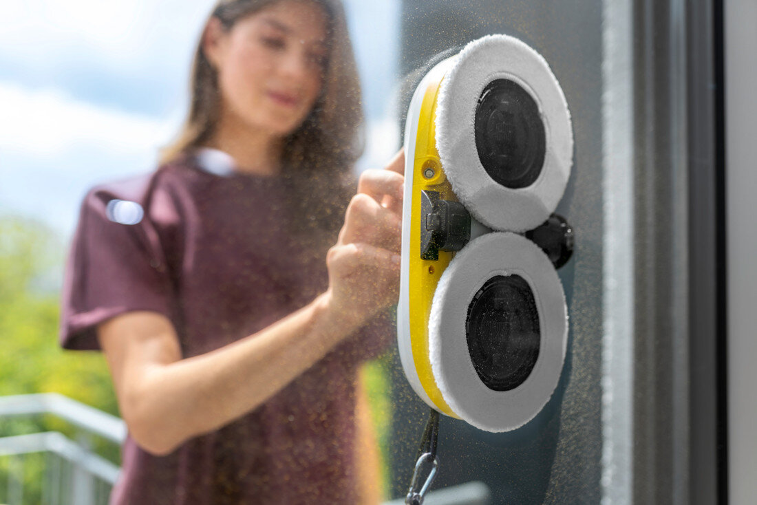 Robot do mycia okien KARCHER RCW 2 EXTRA Obrotowe tarcze Dwie obrotowe tarcze czyszczące ultradźwiękowe dysze natryskow zwilża szybę bez kapania i zacieków