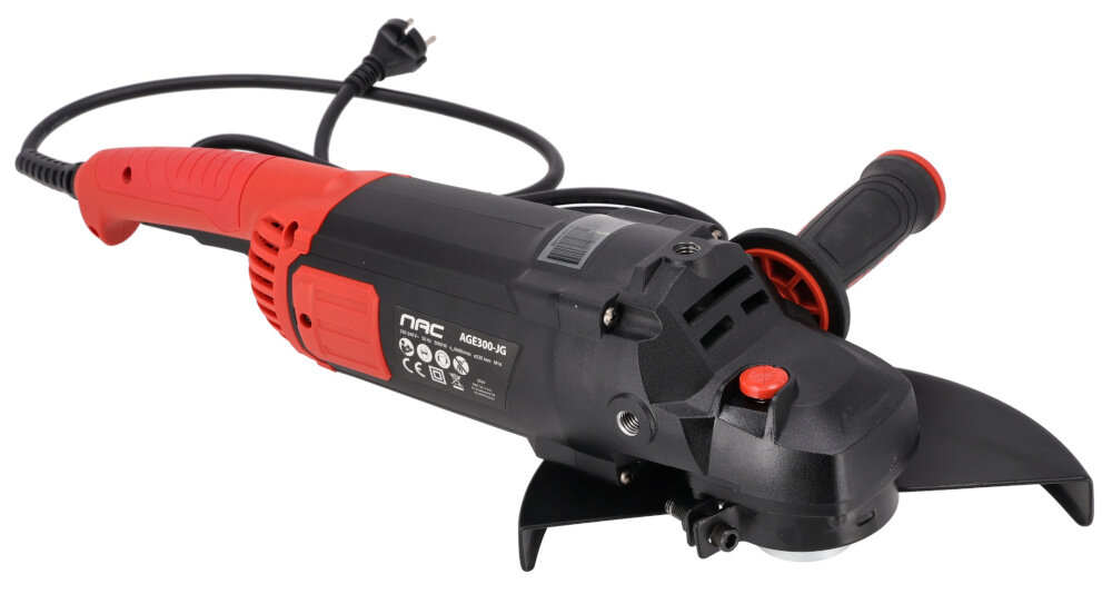Szlifierka kątowa sieciowa NAC AGE300-JG szlifierka na białym tle widoczna od przodu pod skosem do cięcia szlifowania zdzierania materiałów do użytku w warsztacie na placu budowy możliwość pracy z tarczą o średnicy 230 mm efektywna obróbka dużych powierzchni