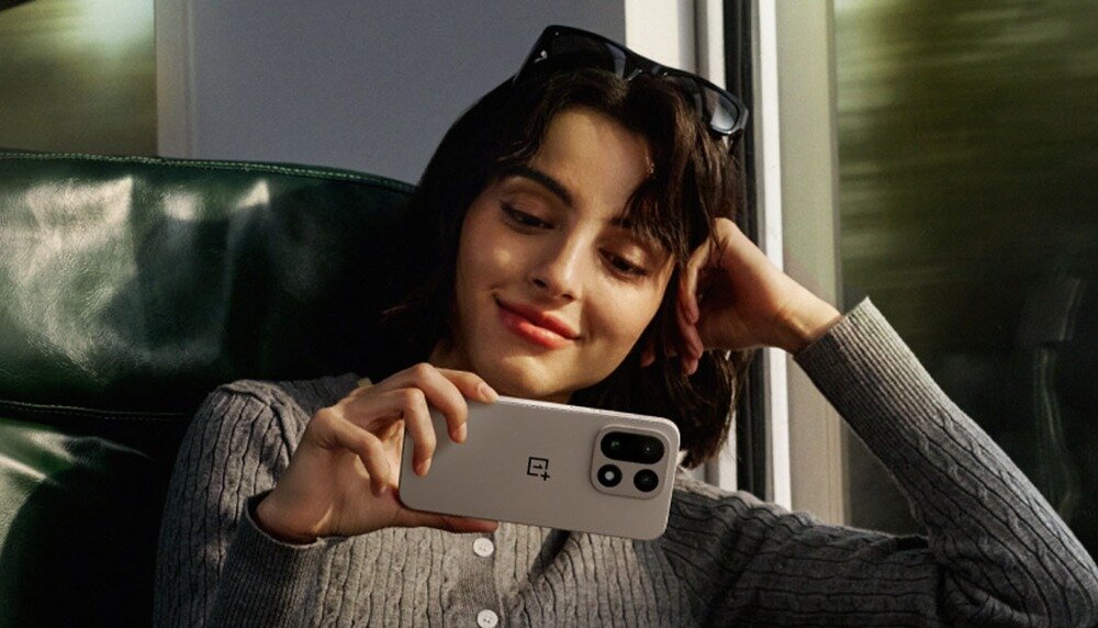 Smartfon ONEPLUS 15 5G Dziewczyna w pociągu oglądająca film na smartfonie