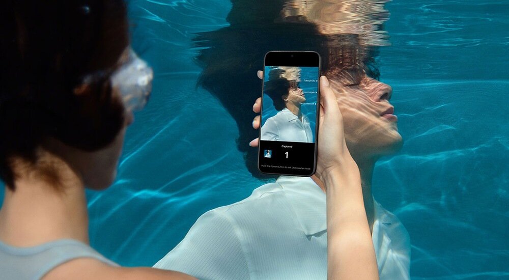 Smartfon ONEPLUS 15 5G Osoba robiąca zdjęcie pod wodą pływającemu chłopakowi