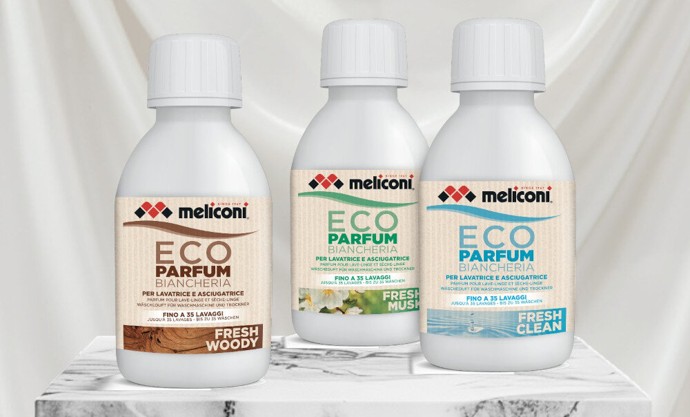 KROPLE ZAPACHOWE MELICONI Na jasnym tle ustawiono trzy warianty kropli zapachowych Meliconi, prezentując pełną linię zapachową. Ich elegancka kompozycja na podium podkreśla premium charakter produktu sposoby użycia w pralce pranie ręczne w suszarce