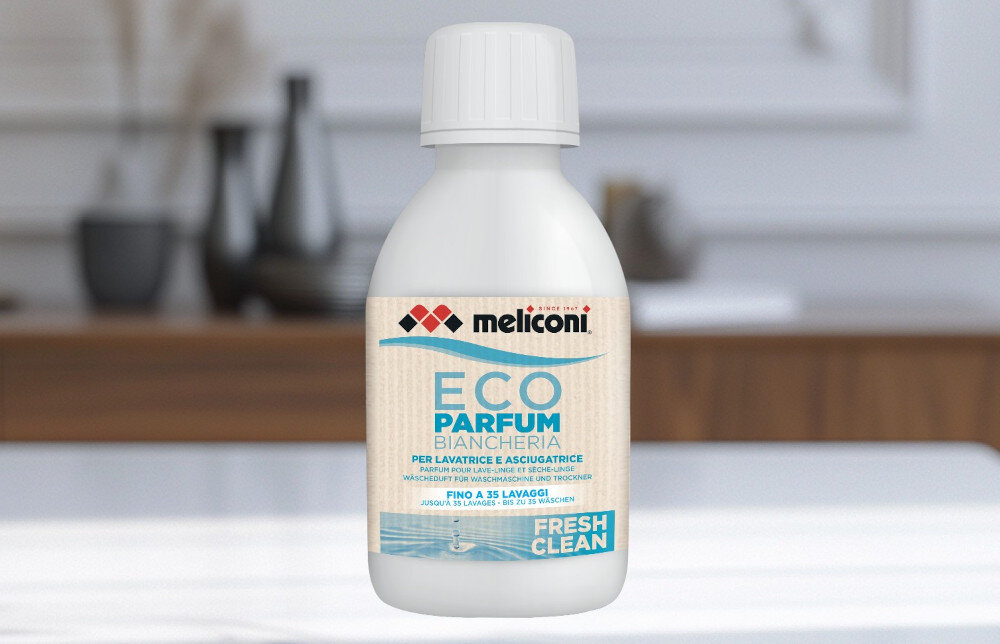 KROPLE ZAPACHOWE MELICONI Na pierwszym planie widać butelkę Meliconi ECO PARFUM w wariancie Fresh Clean ustawioną w domowym wnętrzu. Subtelne, rozmyte tło eksponuje produkt i podkreśla jego przeznaczenie do codziennego użytku do pralki i suszarki 