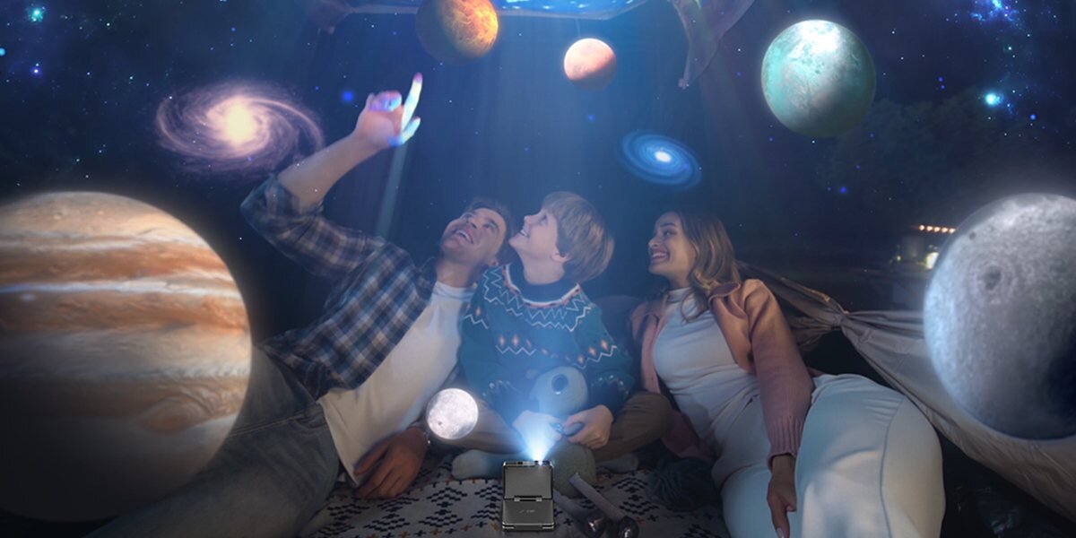 Projektor AURZEN Zip Tri-Fold Mini HD przenośna konstrukcja kompaktowy zestaw 4 w 1, osoby siedzące w pomieszczeniu, projektor wyświetlający obraz na suficie