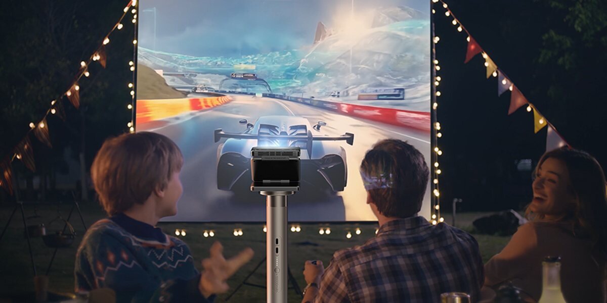 Projektor AURZEN Zip Tri-Fold Mini HD składana konstrukcja mobilność kino w podróży, projektor stojący na statywie, wyświetlający obraz na ekranie projekcyjnym