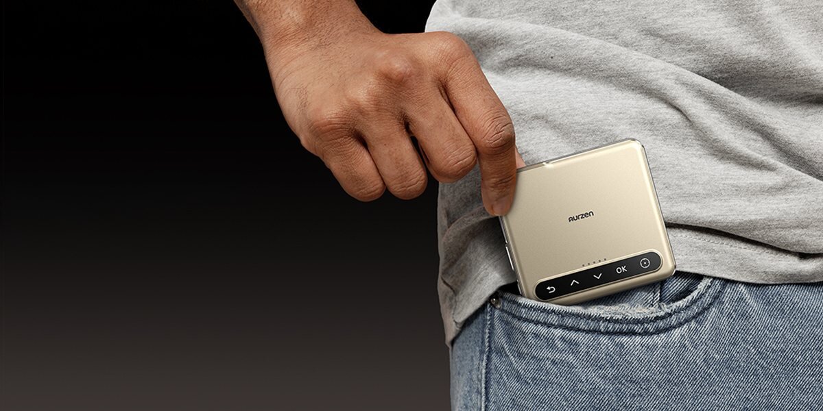 Projektor AURZEN Zip Tri-Fold Mini HD przenośna konstrukcja kompaktowy zestaw 4 w 1, osoba wyciągająca projektor z kieszeni