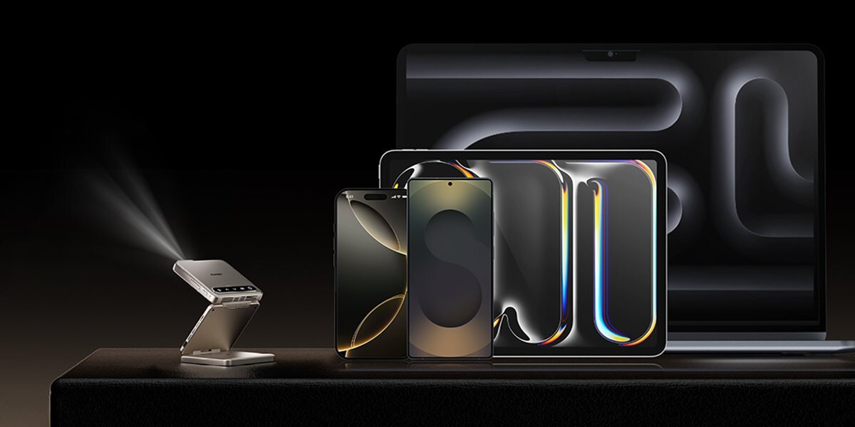 Projektor AURZEN Zip Tri-Fold Mini HD składana konstrukcja mobilność kino w podróży, projektor stojący obok smartfona oraz tabletu