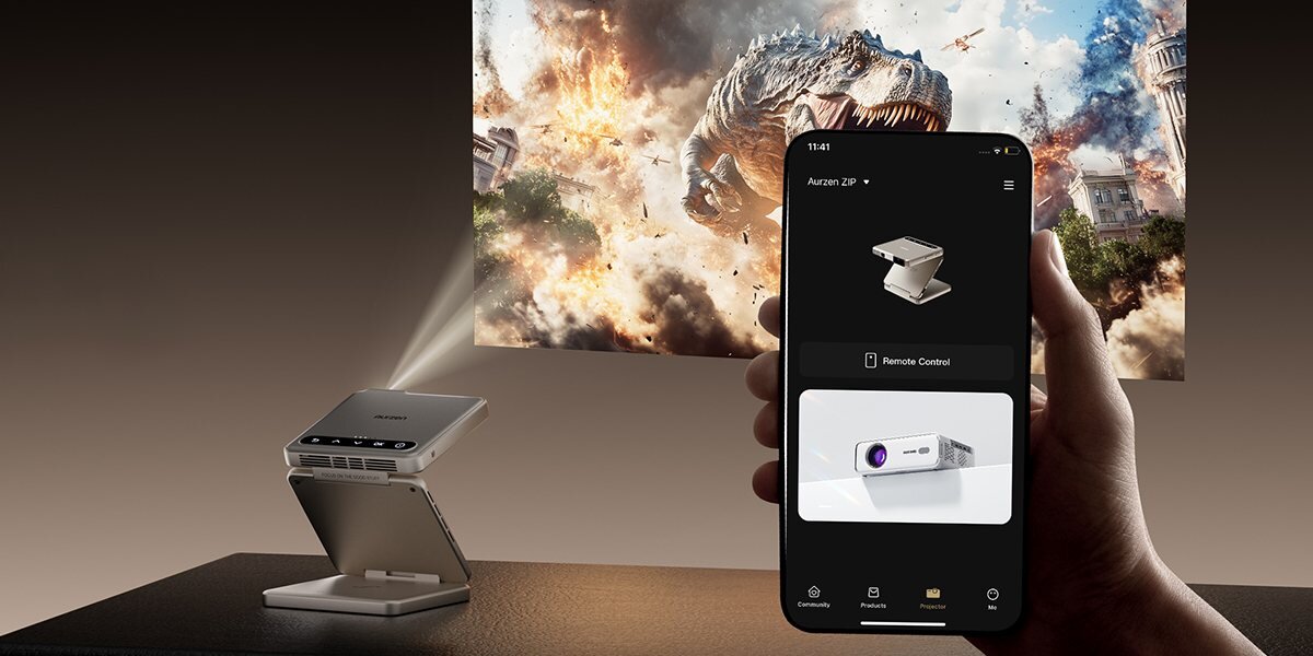 Projektor AURZEN Zip Tri-Fold Mini HD LED LCoS 500 ANSI autofocus, osoba trzymająca smartfon w ręku, projektor wyświetlający obraz na ścianie