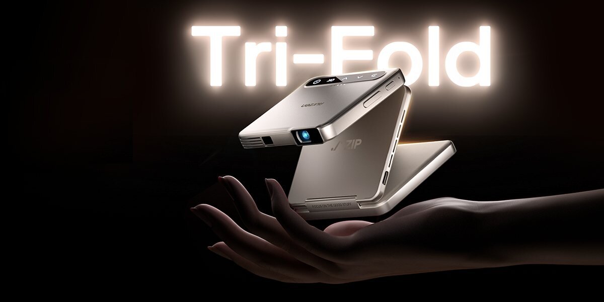 Projektor AURZEN Zip Tri-Fold Mini HD zestaw 4 w 1 akcesoria USB-A do USB-C, osoba trzymająca projektor w ręku