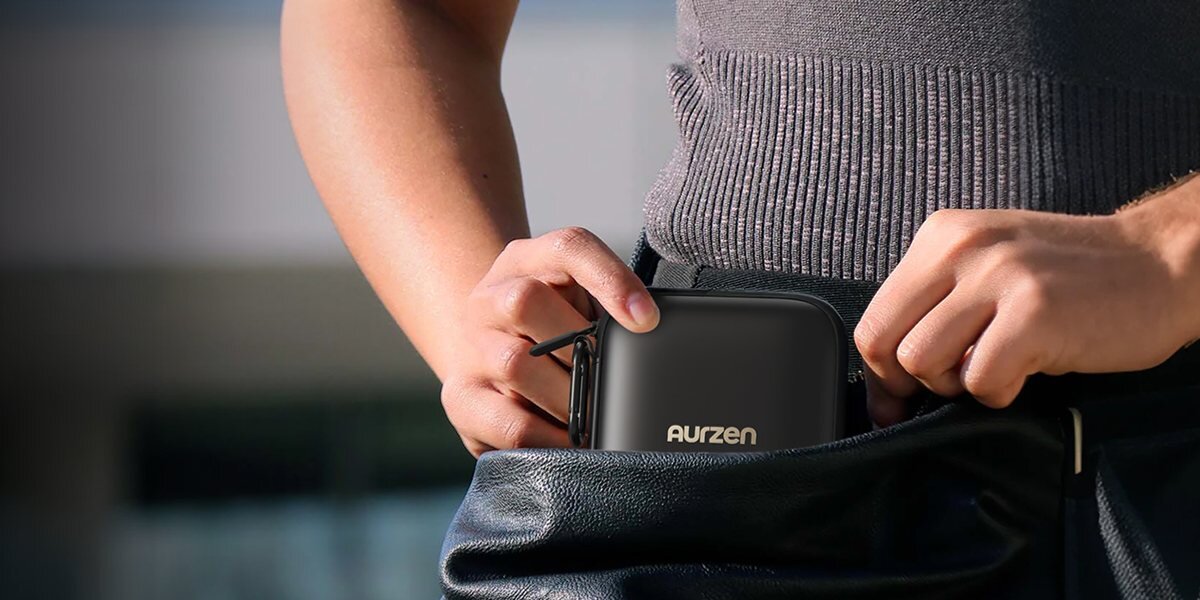 Futerał na projektor AURZEN Caseplay uporządkowane wnętrze akcesoria, osoba wyciągająca futerał z torby