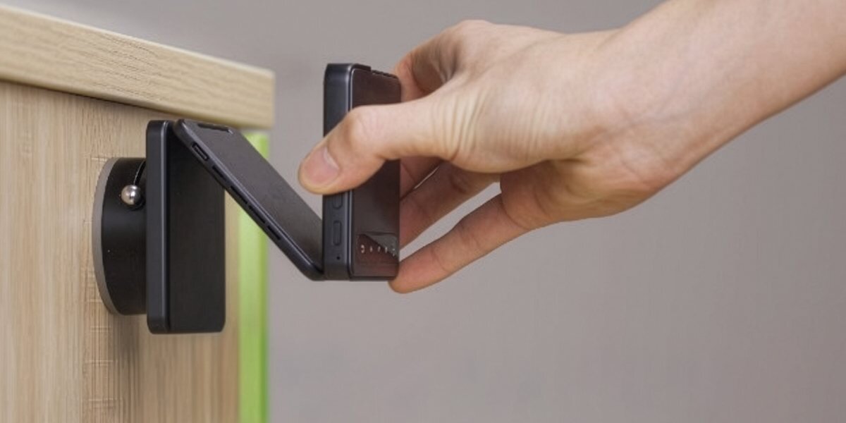 AURZEN MagPlay uchwyt projektora ZIP cichy, subtelny design, elegancki element wnętrza, uchwyt przyczepiony do plaskiej powierzchni z projektorem kieszonkowym