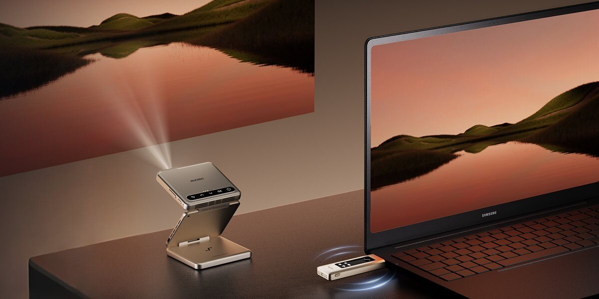 AURZEN CastPlay dongle HDMI Plug & Play, szybkie podłączenie, brak Wi-Fi, streaming filmów i prezentacji, transmiter podpięty do laptopa, projektor stojący na biurku