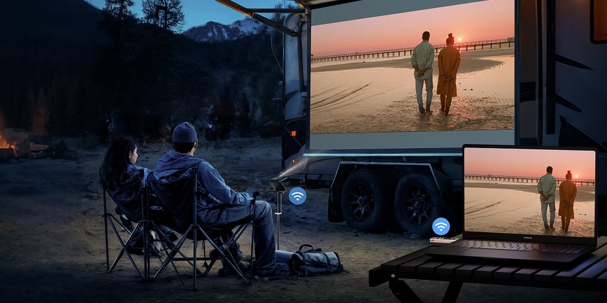 AURZEN CastPlay dongle 1080p 60Hz 4K streaming, płynny obraz, ostre kolory, dynamiczne sceny, transmiter podpięty do laptopa, projektor stojący na stojaku wyświetlający obraz na ekranie projekcyjynym