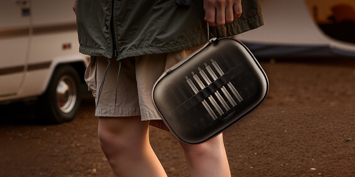 AURZEN Powerplay 3 w 1 powerbank stojak etui do projektora ZIP, osoba trzymająca etui do stojaka w ręku