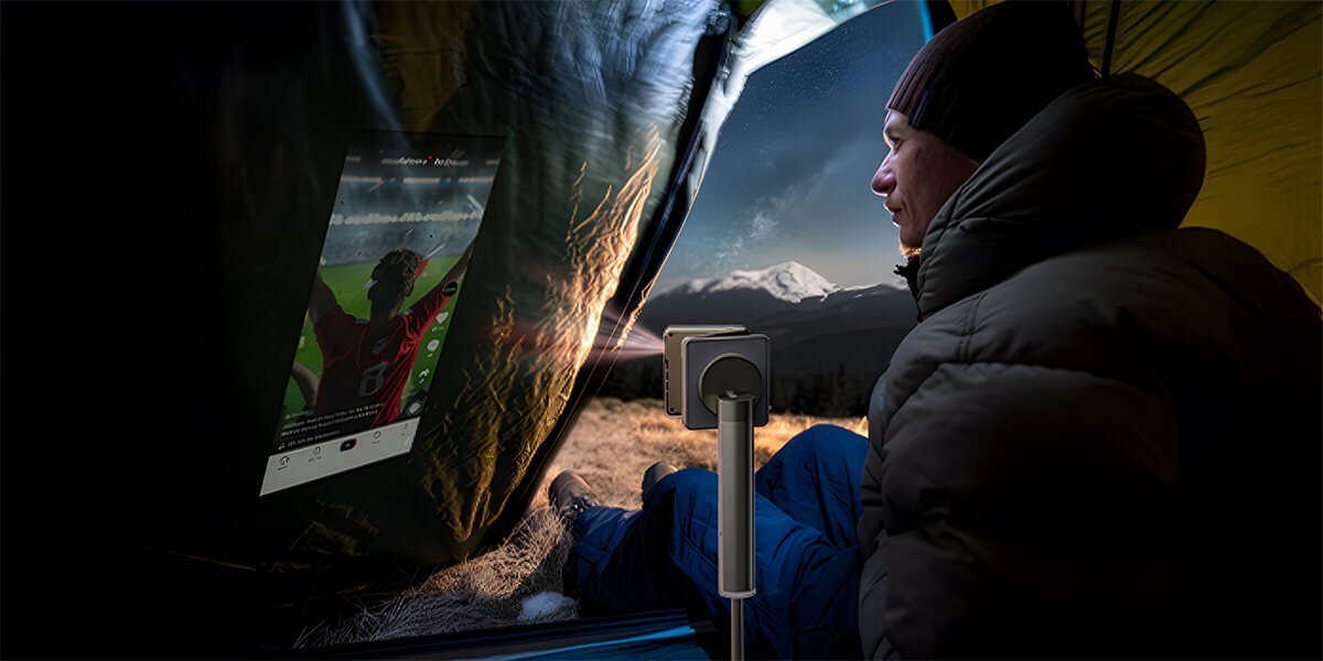 AURZEN Powerplay trzy poziomy wysokości 23 33 43 cm stabilna projekcja, osbab siedząca w namiocie, projektor stojący na stojaku, wyświetlający obraz na boku namiotu