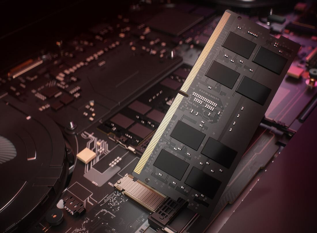 Zbliżenie na moduł pamięci RAM DDR5 wyjęty z gniazda na płycie głównej – Pamięć RAM DDR5 16 GB dysk SSD PCIe Gen 4 