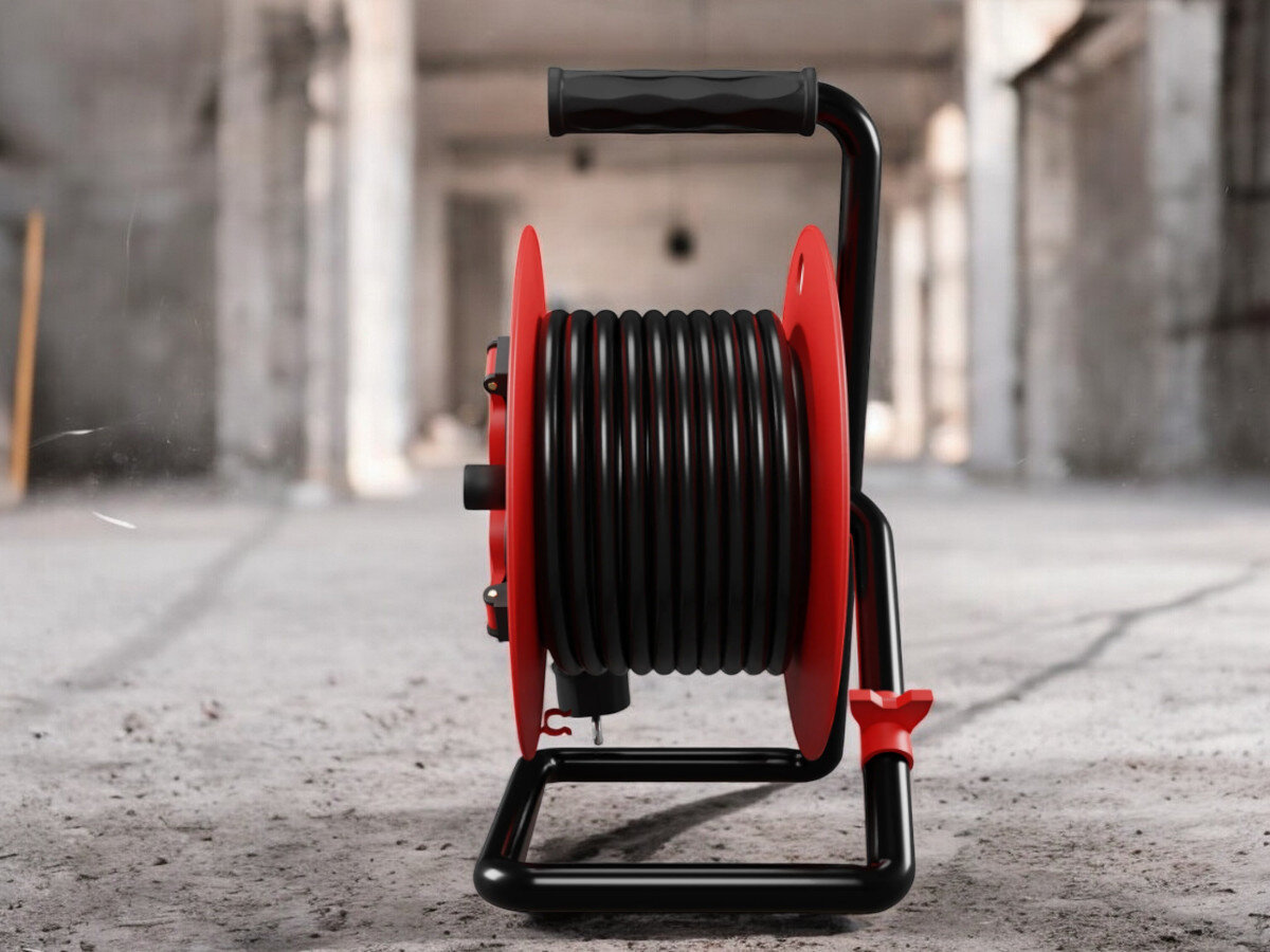 Przedłużacz bębnowy BORBY BY-02-36607 (25 m), moc, żyłka, przekrój, zasilanie, przedłużacz od boku frontem na wprost z nawiniętym kablem, w tle trwają prace remontowo-budowlane