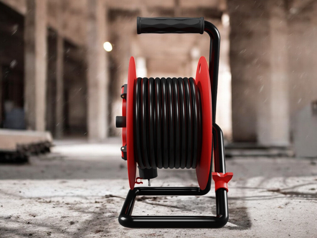 Przedłużacz bębnowy BORBY BY-02-36614 (30 m), moc, żyłka, przekrój, zasilanie, przedłużacz od boku frontem na wprost z nawiniętym kablem, w tle trwają prace remontowo-budowlane