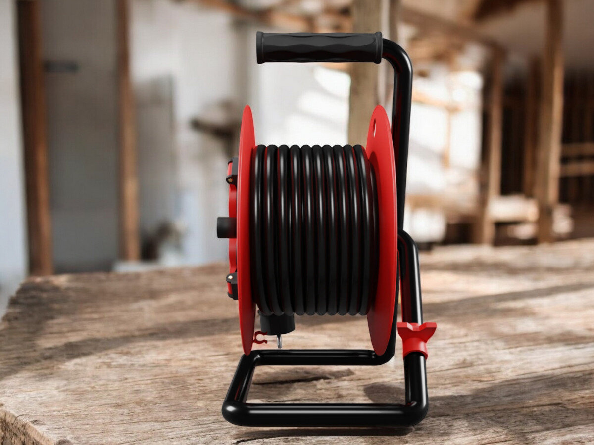 Przedłużacz bębnowy BORBY BY-02-36621 (40 m), moc, żyłka, przekrój, zasilanie, przedłużacz od boku frontem na wprost z nawiniętym kablem, w tle trwają prace remontowo-budowlane