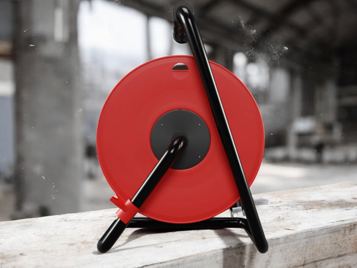 Przedłużacz bębnowy BORBY BY-02-36621 (40 m), gumowa, izolacja, IP44, blokada, nieruchome, przedłużacz od tyłu pionowo frontem na wprost, w tle trwająca prace remontowo-budowlane