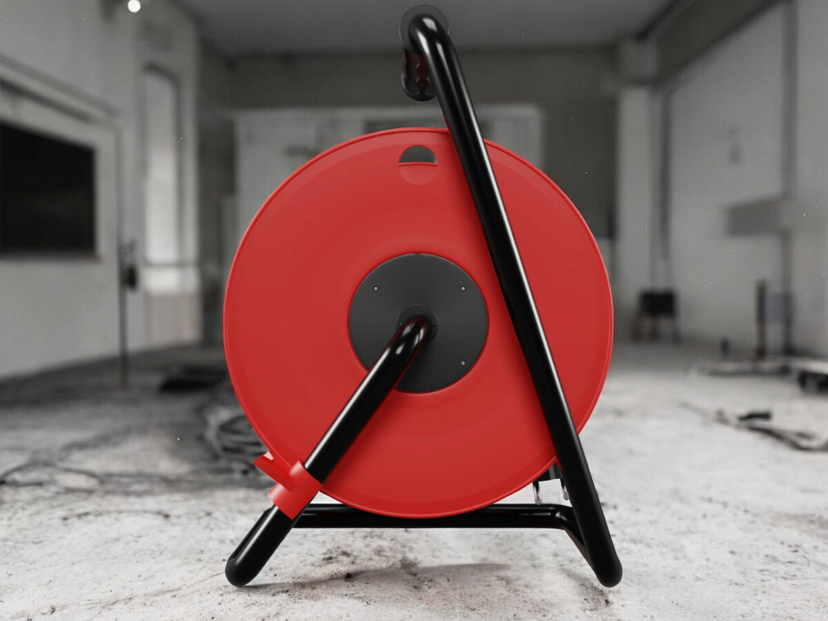 Przedłużacz bębnowy BORBY BY-02-36638 (50 m), gumowa, izolacja, IP44, blokada, nieruchome, przedłużacz od tyłu pionowo frontem na wprost, w tle trwająca prace remontowo-budowlane