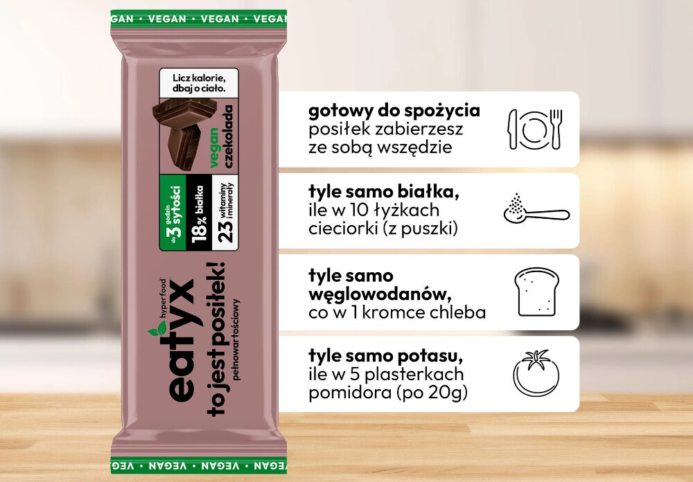 Baton proteinowy EATYX Hyperfood Czekoladowy (8 x 60 g) drewniany blat baton obok napisane cechy wyróżniające pełnowartościowy posiłek w formie batona wspiera kontrolę masy ciała i regularność posiłków poręczna forma batona nie wymaga przygotowania ani podgrzewania