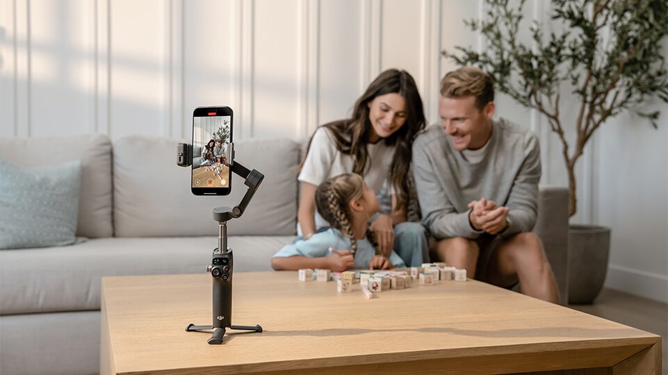 Gimbal DJI Osmo Mobile 8 Magnetic Phone Clamp Boczne pokrętło umożliwia regulację zoomu, ostrości oraz światła  