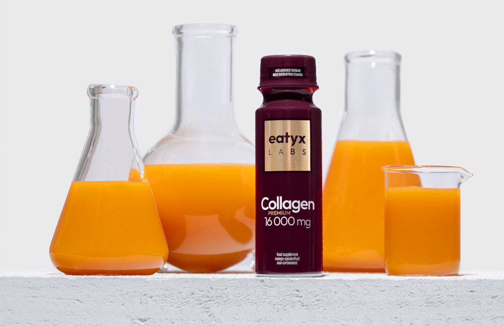 Kolagen EATYX Labs Premium 16000 mg Mango-marakuja (80 ml) buteleczka na tle butelek z sokiem jasne tło buteleczka dostarcza około 16 000 mg hydrolizowanego kolagenu wołowego o masie cząsteczkowej 2 kDa witamina C (24 mg) prawidłowa produkcja kolagenu biotyna (15 µg) niacyna (2.4 mg) prawidłowy stan skóry i włosów