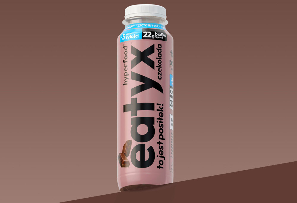 Posiłek w płynie EATYX Hyperfood Czekoladowy (300 ml) butelka posiłku na brązowym tle około 22 g białka w porcji 303 kcal dla osób dbających o bilans energetyczny inulina naturalny prebiotyk wsparcie układu pokarmowego pomaga w utrzymaniu prawidłowej wagi źródło naturalnego błonnika