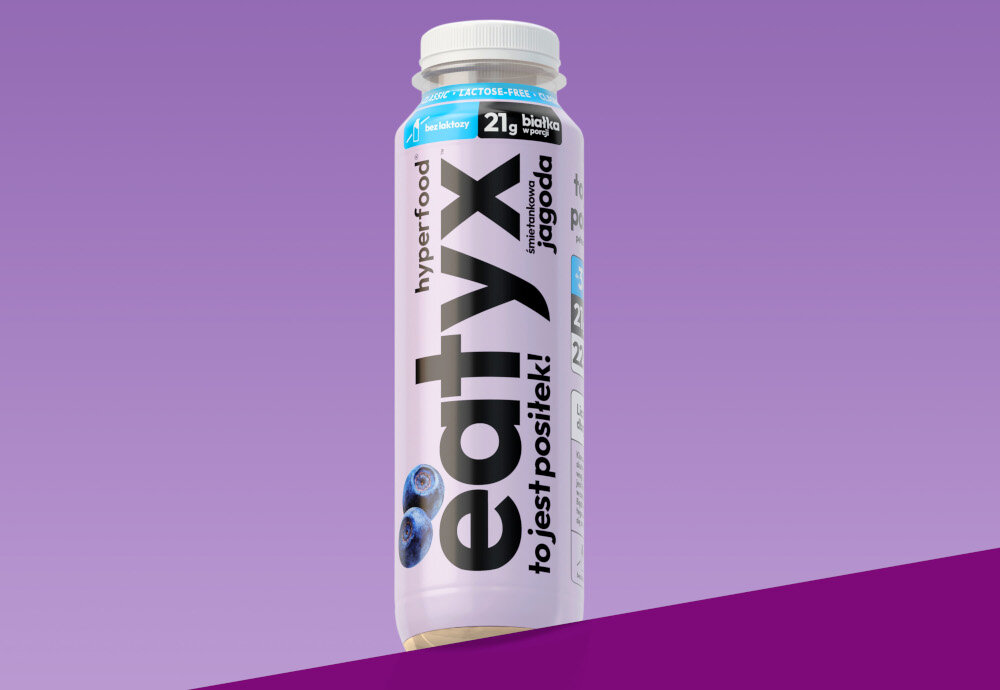 Posiłek w płynie EATYX Hyperfood Śmietankowo-jagodowy (300 ml) butelka posiłku na fioletowym tle około 21 g białka w porcji 303 kcal dla osób dbających o bilans energetyczny inulina naturalny prebiotyk wsparcie układu pokarmowego pomaga w utrzymaniu prawidłowej wagi źródło naturalnego błonnika