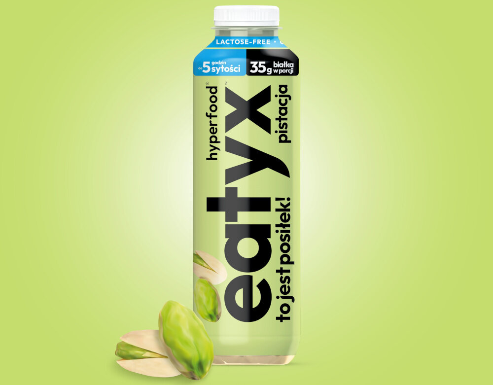 Posiłek w płynie EATYX Hyperfood Pistacjowy (500 ml) butelka posiłku na zielonym tle obok leżą pistacje 24 witamin i minerałów biotyna (14,5 µg) witamina B12 (1,75 µg) chrom (11 µg) selen (15,5 µg) cynk (5,5 mg) wapń (950 mg) wspierają zdrowie skóry, włosów, paznokci i metabolizmu energetycznego