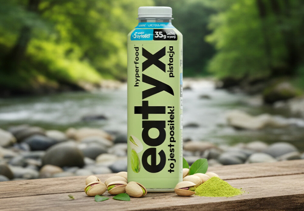 Posiłek w płynie EATYX Hyperfood Pistacjowy (500 ml) strumyk woda butelka posiłku stoi na drewnianej desce obok leżą pistacje bazuje na białkach mleka bez laktozy łagodny dla układu pokarmowego dla osób z nietolerancją laktozy nie zawiera glutenu ani konserwantów nie zawiera dodatku cukru lekkostrawny, pełnowartościowy posiłek w płynie