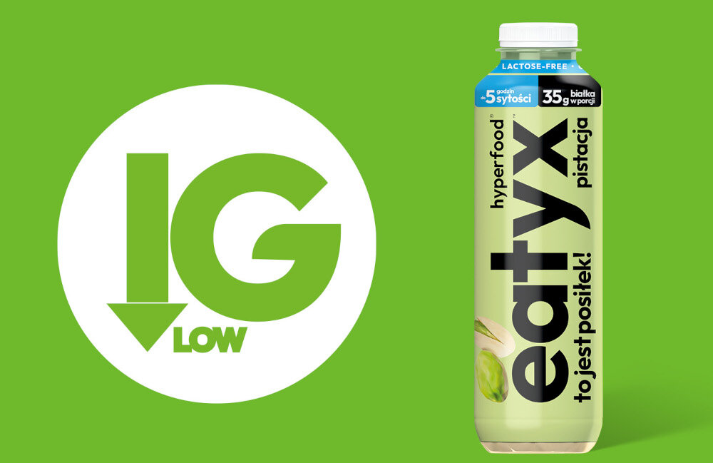 Posiłek w płynie EATYX Hyperfood Pistacjowy (500 ml) butelka posiłku na zielonym tle obok napis IG low badania przeprowadzone przez Uniwersytet Medyczny im. Karola Marcinkowskiego w Poznaniu charakteryzuje się niskim indeksem glikemicznym nieprzekraczającym 55