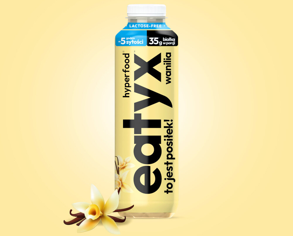 Posiłek w płynie EATYX Hyperfood Waniliowy (500 ml) butelka posiłku na żółtym tle obok leżą laski wanilii 23 witamin i minerałów biotyna (14 µg) witamina B12 (1 µg) chrom (11 µg) selen (15,5 µg) cynk (5,5 mg) wapń (950 mg) wspierają zdrowie skóry, włosów, paznokci i metabolizmu energetycznego