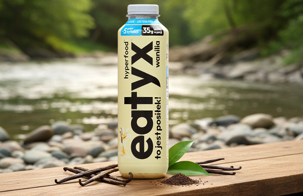 Posiłek w płynie EATYX Hyperfood Waniliowy (500 ml) strumyk woda butelka posiłku stoi na drewnianej desce obok leżą laski wanilii bazuje na białkach mleka bez laktozy łagodny dla układu pokarmowego dla osób z nietolerancją laktozy nie zawiera glutenu ani konserwantów nie zawiera dodatku cukru lekkostrawny, pełnowartościowy posiłek w płynie 9 g błonnika w porcji