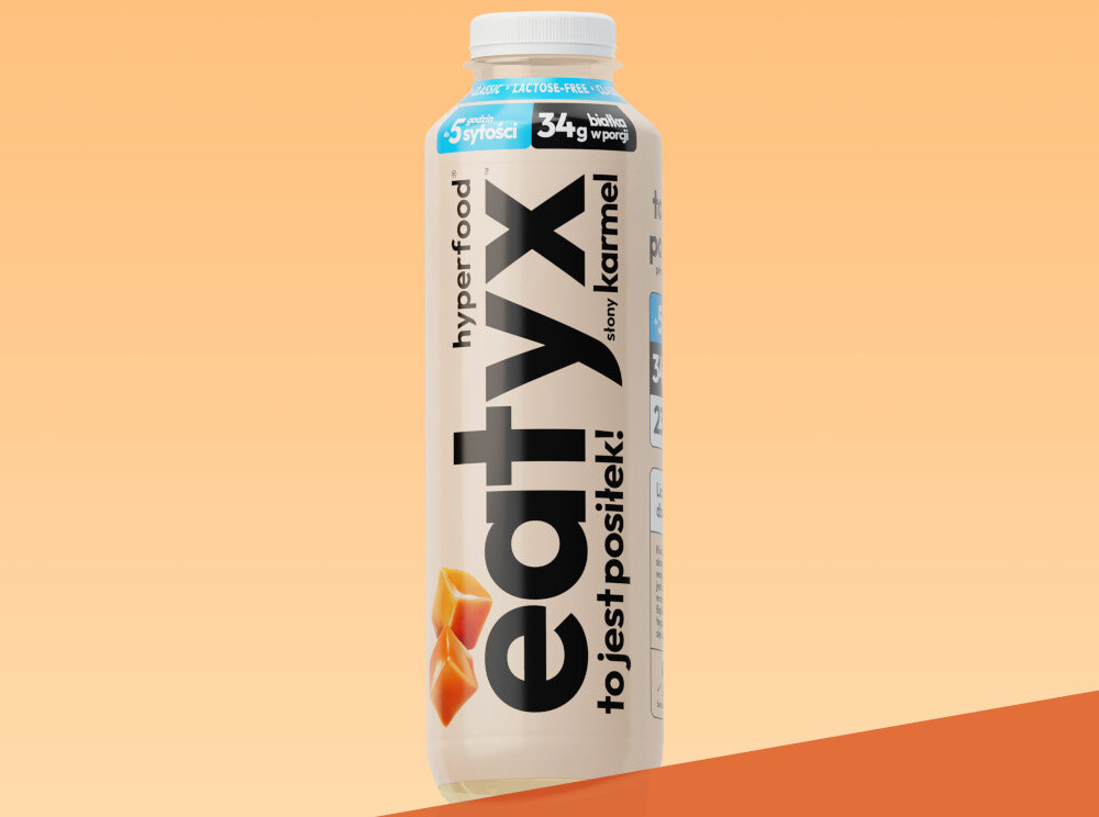 Posiłek w płynie EATYX Hyperfood Słony Karmel (500 ml) butelka posiłku na jasnopomarańczowym tle około 34 g białka w porcji 500 kcal dla osób dbających o bilans energetyczny inulina naturalny prebiotyk wsparcie układu pokarmowego pomaga w utrzymaniu prawidłowej wagi źródło naturalnego błonnika