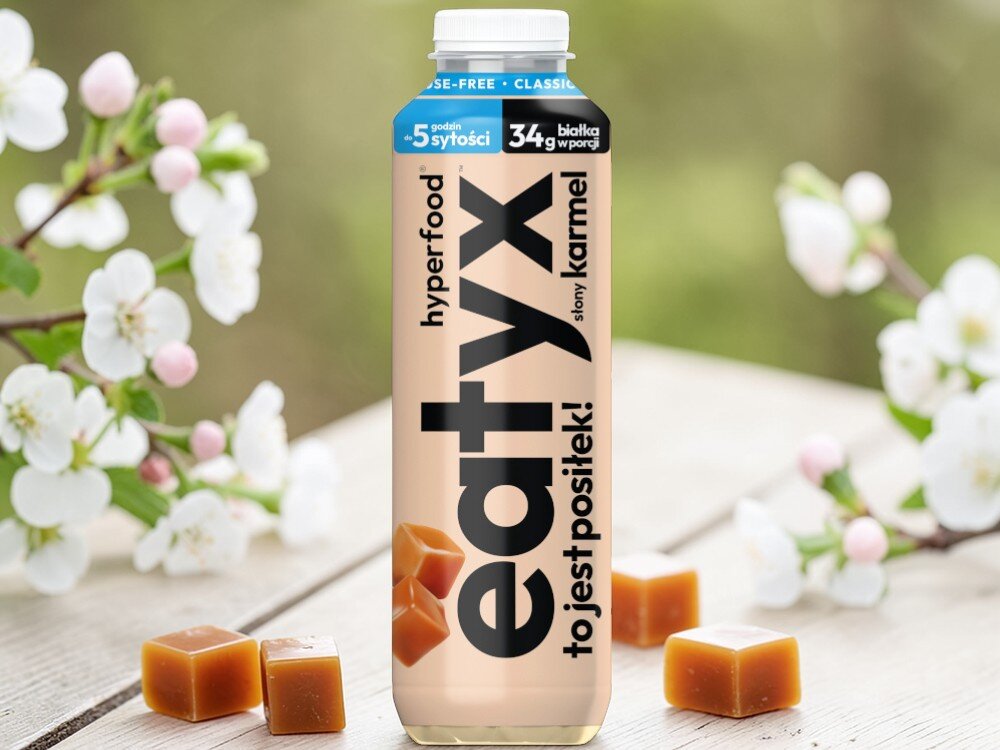 Posiłek w płynie EATYX Hyperfood Słony Karmel (500 ml) butelka posiłku na jasnym tle obok kostki karmelu w tle białe kwiatki bazuje na białkach mleka bez laktozy łagodny dla układu pokarmowego dla osób z nietolerancją laktozy nie zawiera glutenu ani konserwantów nie zawiera dodatku cukru lekkostrawny, pełnowartościowy posiłek w płynie