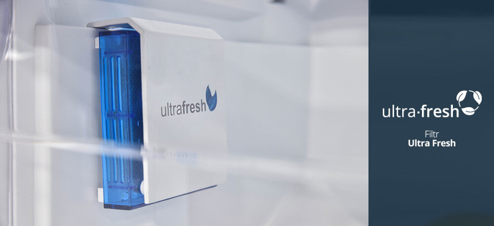 Lodówka VESTFROST VR-FB373-2E2RD Zdjęcie przedstawia biały moduł z niebieskim wkładem oznaczony logo „ultrafresh”, zamontowany wewnątrz chłodziarki Vestfrost jako filtr zapachów i świeżości. Po prawej stronie na granatowym tle widnieje napis „ultra·fresh – Filtr Ultra Fresh” z ikoną liści, podkreślający funkcję odświeżania powietrza w lodówce filtr Ultra Fresh pochłanianie etylenu dłuższa świeżość owoce warzywa zachowanie smaku kolor wartości odżywcze przechowywanie żywności