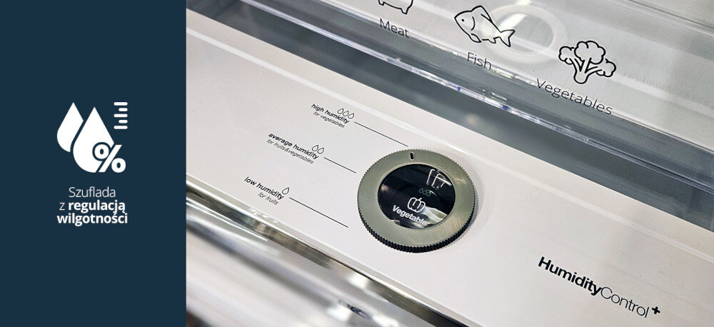 Lodówka VESTFROST VR-FB373-2E2RD Zdjęcie przedstawia wnętrze lodówki z szufladą na produkty świeże, wyposażoną w okrągłe pokrętło HumidityControl z piktogramami owoców i warzyw oraz skalą niskiej, średniej i wysokiej wilgotności. Po lewej stronie na granatowym tle widnieje ikonka kropli i procentu oraz napis „Szuflada z regulacją wilgotności”, podkreślający możliwość dopasowania warunków przechowywania do rodzaju żywności szuflada z regulacją wilgotności Humidity Control strefy przechowywania warzywa owoce mięso ryby świeżość produktów kontrola warunków