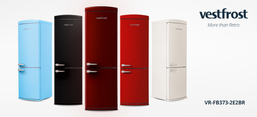Lodówka VESTFROST VR-FB373-2E2BR Pierwsze zdjęcie przedstawia pięć wolnostojących lodówko‑zamrażarek Vestfrost w stylu retro, ustawionych obok siebie w pastelowych i intensywnych kolorach: błękitnym, czarnym, bordowym, czerwonym i kremowym. W prawym górnym rogu widać logo marki Vestfrost z hasłem „More than Retro” oraz oznaczenie modelu VR‑FB373‑2E2BR w dolnej części grafiki styl retro design bordowe wykończenie stylizowane uchwyty zaokrąglone linie lata 50 elegancki wygląd urządzenie kuchenne estetyka wnętrza