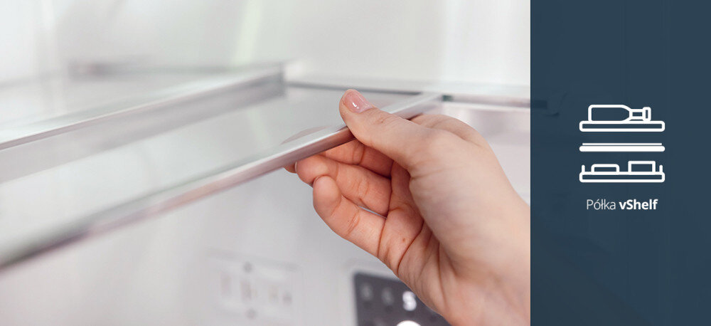 Lodówka VESTFROST VR-FB373-2E2BR Po lewej stronie widać wnętrze lodówki z wysuwaną szklaną półką, którą użytkownik chwyta dłonią za przednią krawędź, aby ją przesunąć lub złożyć. Po prawej, na granatowym tle, umieszczono piktogram przedstawiający dwa ułożenia półki oraz napis „Półka vShelf”, podkreślający możliwość elastycznego dopasowania przestrzeni do wysokich naczyń i butelek regulowana półka vShelf elastyczna przestrzeń wysokie naczynia butelki torty funkcjonalne wnętrze praktyczne rozwiązania