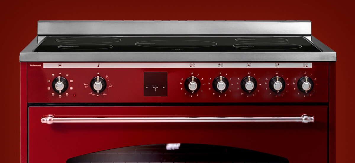 Kuchnia VESTFROST VC-993WNPIBR.2 Na zdjęciu widoczna jest nowoczesna wolnostojąca kuchnia z czerwonej linii Vestfrost z płytą indukcyjną oraz eleganckimi srebrnymi pokrętłami. Urządzenie łączy stylistykę retro z zaawansowaną technologią gotowania kontrola Bezpieczeństwo ochrona prowadnice Teleskopowe