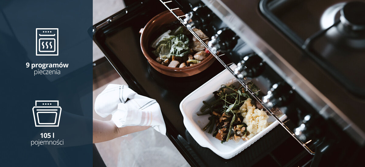 Kuchnia VESTFROST VC-993WNPBK.2 Na zdjęciu pokazano wnętrze piekarnika kuchni Vestfrost z dwoma naczyniami do zapiekania pełnymi warzyw i ziemniaków. Po lewej stronie znajdują się ikony informujące o 9 programach pieczenia oraz pojemności 105 litrów piekarnik 105 litrów duża pojemność 9 funkcji pieczenia termoobieg grill tryb pizza gotowanie dla dużej rodziny przygotowanie kilku potraw jednocześnie