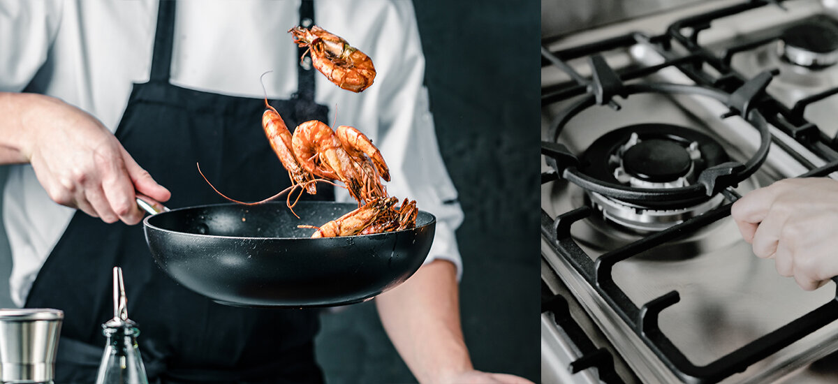 Kuchnia VESTFROST VC-993WNPBK.2 Na zdjęciu po lewej stronie widoczny jest kucharz podrzucający krewetki na patelni, a po prawej stronie dłoń odpalająca palnik kuchenki gazowej. Kadry ukazują dynamikę gotowania i szczegóły pracy na płycie gazowej 5 palników palnik WOK duża powierzchnia gotowania szybkie gotowanie precyzyjna moc akcesorium WOK potrawy azjatyckie