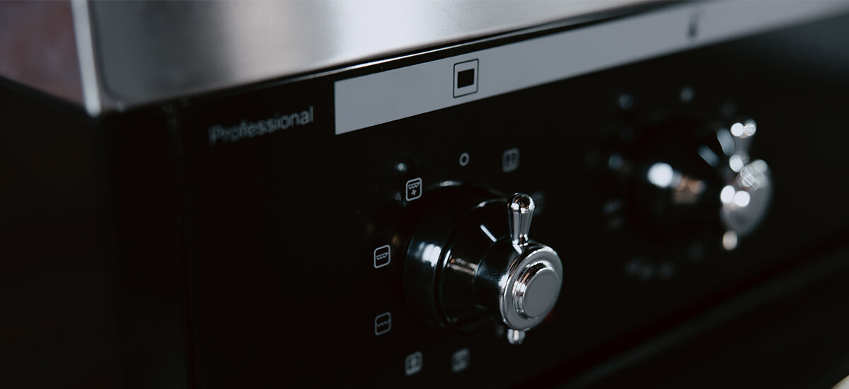 Kuchnia VESTFROST VC-993WNPBK.2 Na zdjęciu widoczne są chromowane pokrętła sterujące oraz fragment panelu sterowania piekarnika Vestfrost w wersji Professional. Elementy cechuje elegancki, lekko retro design automatyczna zapalarka zabezpieczenie przed wypływem gazu teleskopowe prowadnice wygodne wyjmowanie naczyń intuicyjne sterowanie pokrętła komfort gotowania bezpieczeństwo użytkowania