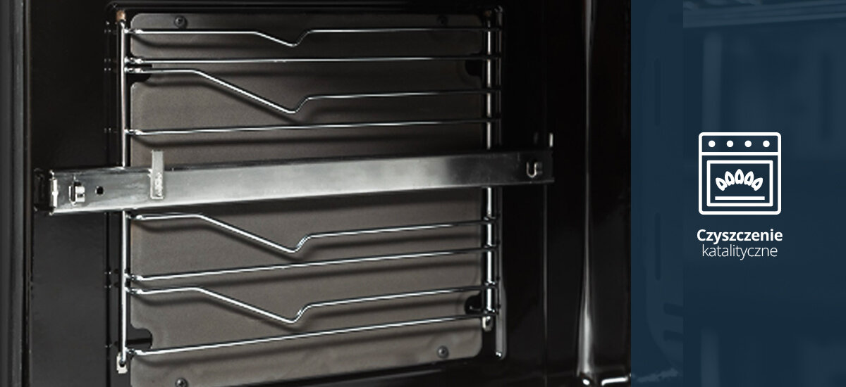 Kuchnia VESTFROST VC-993WNPBK.2 Na zdjęciu pokazano wnętrze piekarnika z katalitycznymi panelami ułatwiającymi samooczyszczanie urządzenia. Po prawej stronie znajduje się ikona oraz napis informujący o funkcji czyszczenia katalitycznego system czyszczenia katalitycznego łatwe czyszczenie usuwanie tłuszczu panel katalityczny piekarnik samooczyszczający mniej szorowania