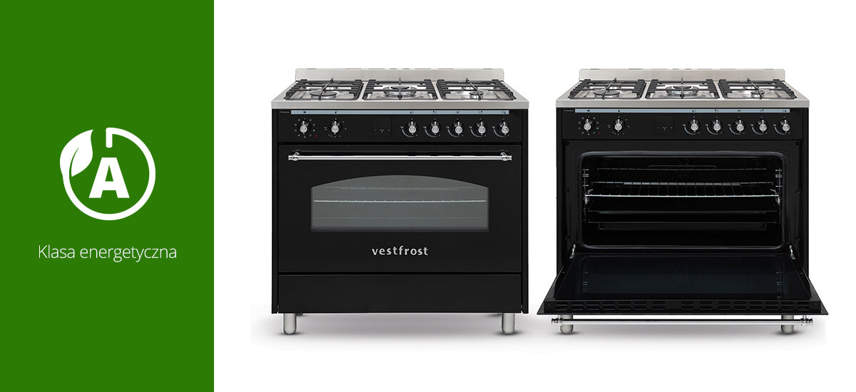 Kuchnia VESTFROST VC-993WNPBK.2 Na zdjęciu widoczne są dwie kuchenki gazowe Vestfrost – jedna zamknięta, a druga z otwartymi drzwiczkami piekarnika. Po lewej stronie znajduje się grafika informująca o klasie energetycznej A urządzenia klasa energetyczna A oszczędność energii niższe rachunki efektywna technologia ekologiczne rozwiązania mniejsze zużycie prądu Vestfrost A