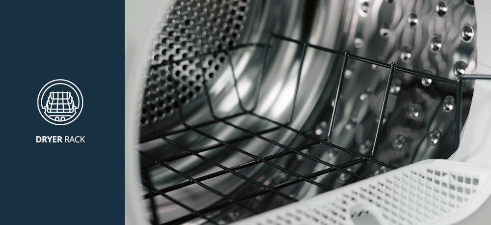 Suszarka VESTFROST VT-FD4EHY70EU Na zdjęciu przedstawiono wnętrze suszarki Vestfrost z zamontowanym specjalnym stelażem (dryer rack) do suszenia delikatnych rzeczy. Po lewej stronie widoczna jest grafika informująca o tej funkcji urządzenia Dryer Rack suszenie butów suszenie swetrów suszenie wełny z półką półka do urządzenia suszenie bez obracania do delikatnych ubrań