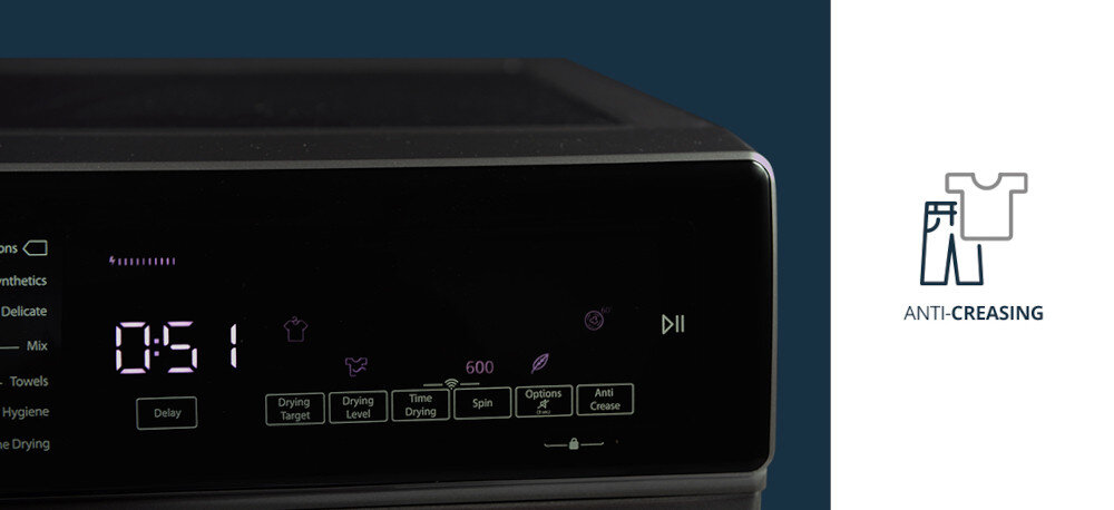 Suszarka VESTFROST VT-FD4EHY70EU Na zdjęciu widać fragment panelu sterującego suszarki Vestfrost z czytelnym wyświetlaczem cyfrowym i przyciskami do ustawienia poziomu suszenia oraz funkcji antyzagnieceniowej. Po prawej stronie znajduje się grafika informująca o opcji Anti-Creasing chroniącej ubrania przed zagnieceniami Anti Creasing mniej zagnieceń przeciw zagnieceniom zmniejsza prasowanie delikatne obroty bębna ubrania bez zagnieceń łatwe prasowanie