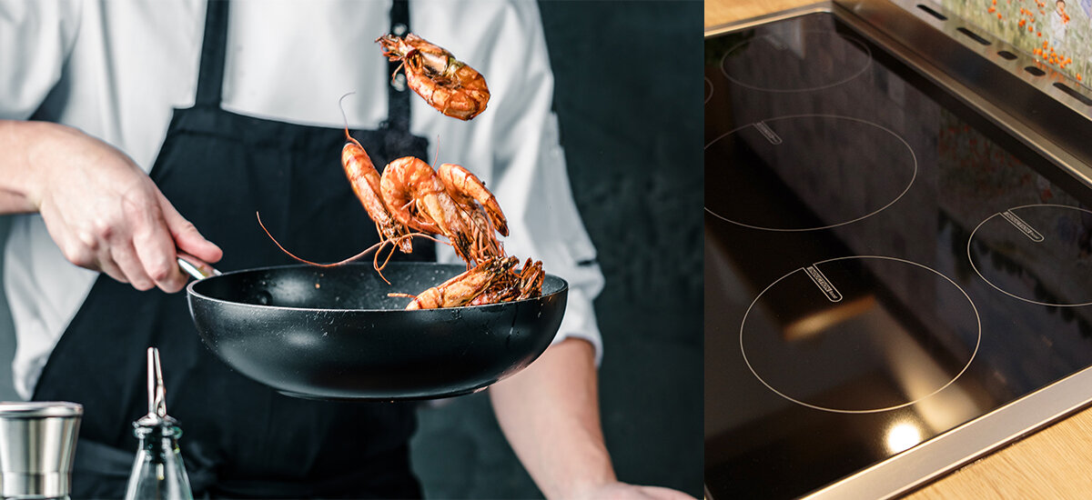 Kuchnia VESTFROST VC-993WNPIBK.2 Na zdjęciu po lewej stronie widoczny jest kucharz podrzucający krewetki na patelni, a po prawej stronie pokazana jest nowoczesna płyta indukcyjna z czterema polami grzewczymi. Kolaż podkreśla wygodę i szybkość gotowania na powierzchniach 5 pól grzewczych Booster minutnik czas ustawienia kontrola dużo miejsca
