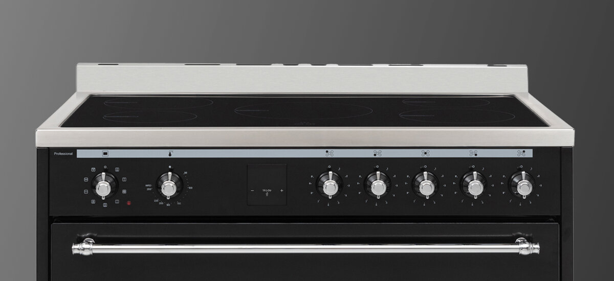 Kuchnia VESTFROST VC-993WNPIBK.2 Na zdjęciu widoczna jest nowoczesna wolnostojąca kuchnia z czerwonej linii Vestfrost z płytą indukcyjną oraz eleganckimi srebrnymi pokrętłami. Urządzenie łączy stylistykę retro z zaawansowaną technologią gotowania kontrola Bezpieczeństwo ochrona prowadnice Teleskopowe